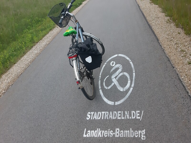 Rad neben dem auf den Boden gesprühten Logo Stadtradeln Landkreis Bamberg