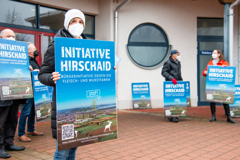 Bürger*innen protestieren vor der Kreistagssitzung gegen Edeka Fleisch-/Wurstfabrik