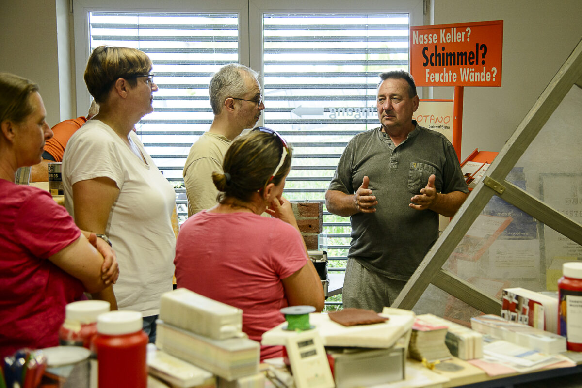 Georg Lunz informiert in seinem Betrieb über baubiologische Praxis. Foto: Thomas Ochs