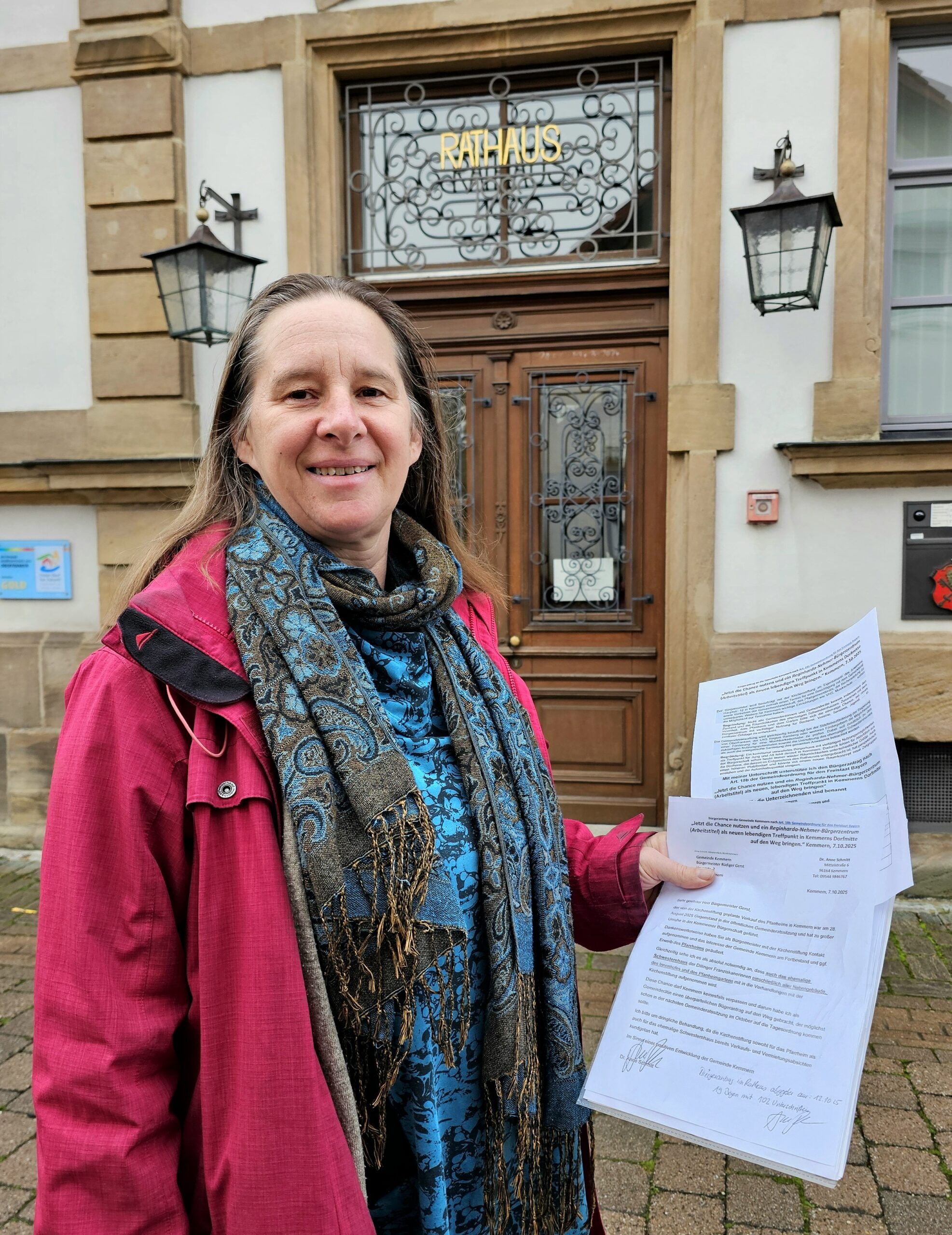 Abgabe des Bürgerantrags vor dem Rathaus in Kemmern. Foto: Thomas Ochs